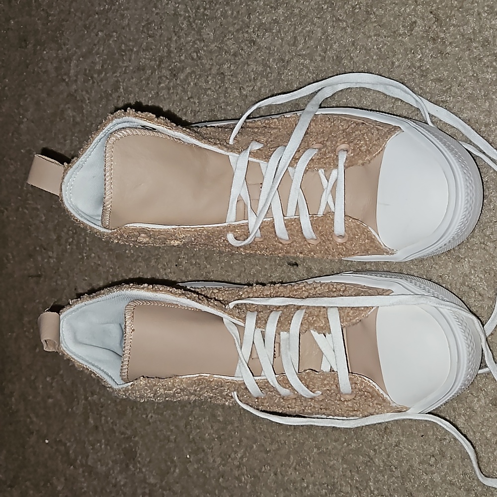Converse - Picture 2 of 2